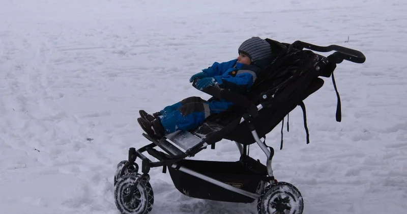 Астанчанин помог маме с коляской и стал звездой соцсетей (ВИДЕО)