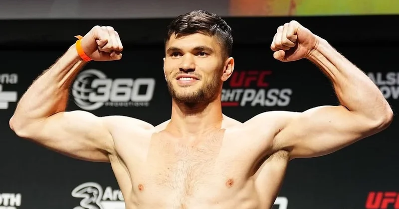 Казахстанский боксер Али Ахмедов одержал вторую подряд победу и выиграл чемпионский пояс