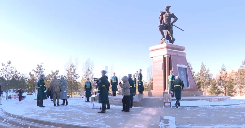 Елорда жастары Б. Момышұлы ескерткішіне гүл шоқтарын қойды