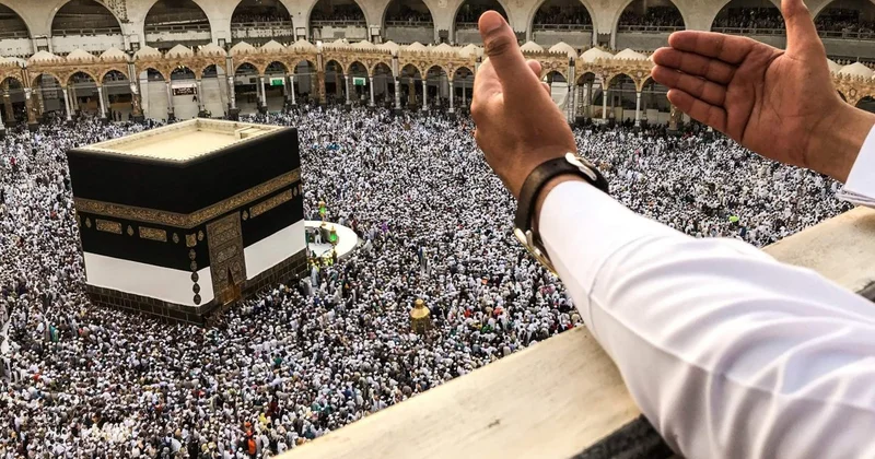 В Мекке мужчина спрыгнул с верхнего яруса мечети (ВИДЕО)