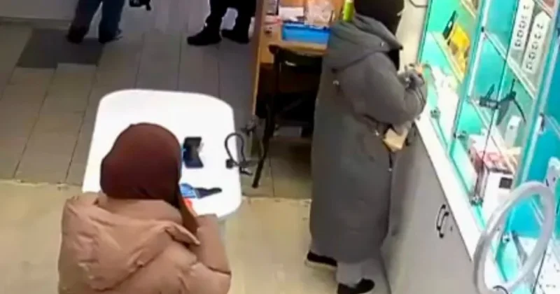 Две девушки в никабах украли несколько iPhone из магазина в Актобе