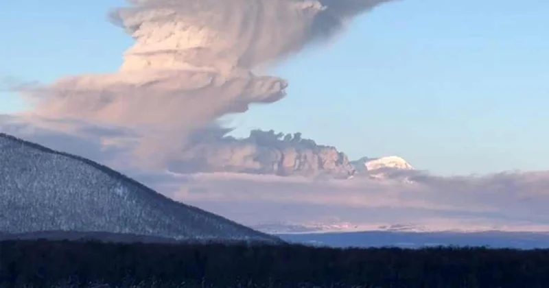 Вулкан на Камчатке выбросил столб пепла на высоту 9 км