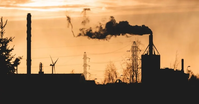 Дыши как курильщик: из за смога за год алматинцы выкуривают 518 сигарет