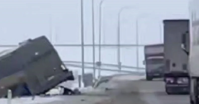 Автобус столкнулся с грузовиком на юге Казахстана: в салоне находились 47 иностранцев