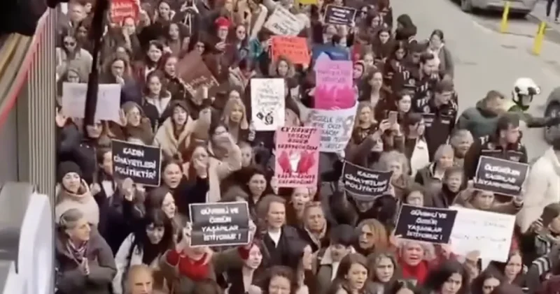 Тысячи женщин вышли на протесты в Турции после убийства гражданки Узбекистана