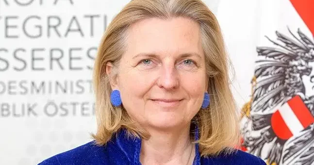 Австрия экс министр Карин Кнайсльді азаматтығынан айырады