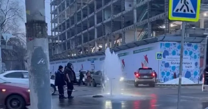 Фонтан на оживленном перекрестке в Алматы объяснили в