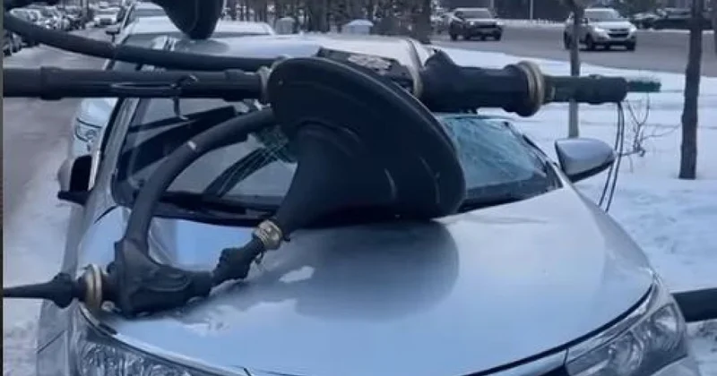 Опора освещения рухнула на припаркованный автомобиль в Астане (ВИДЕО)