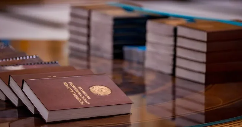 Конституциялық комиссия 77 бапқа түзету енгізілді, бұл Ата Заң мәтінінің 84% ы