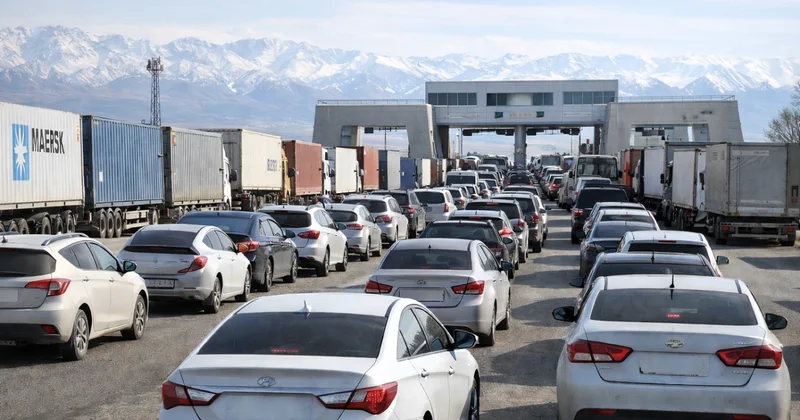 Границу с Китаем временно закроют для автотранспорта