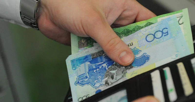 Продавцы озвучивают две цены за товар : Токаев сообщил об увеличении объема наличных платежей