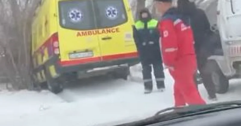 Скорая помощь вылетела в кювет в Караганде (ВИДЕО)