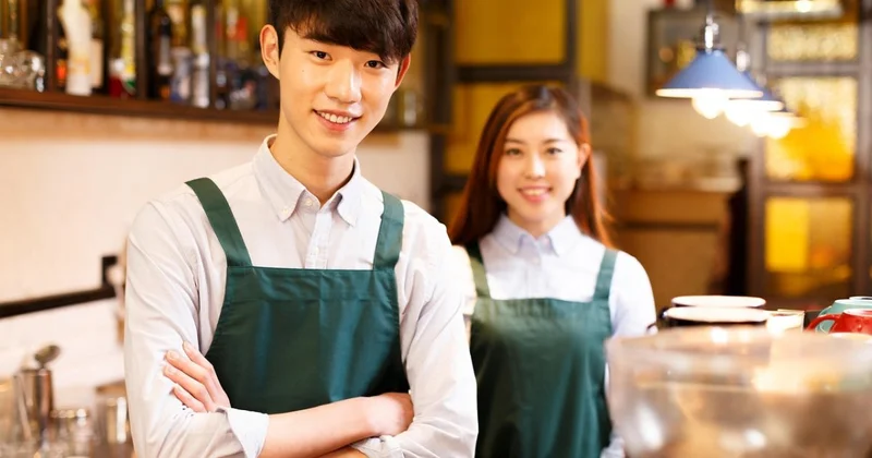 Первая зарплата: в каких сферах чаще всего нанимают школьников