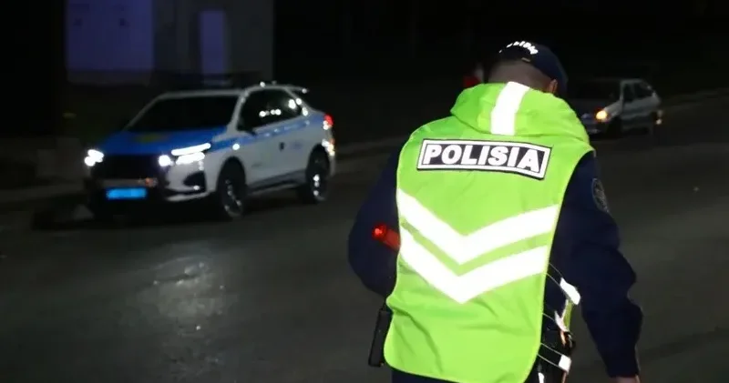 Алматыдағы көшелердің бірінде полицейлер қаптап, абыр сабыр болды