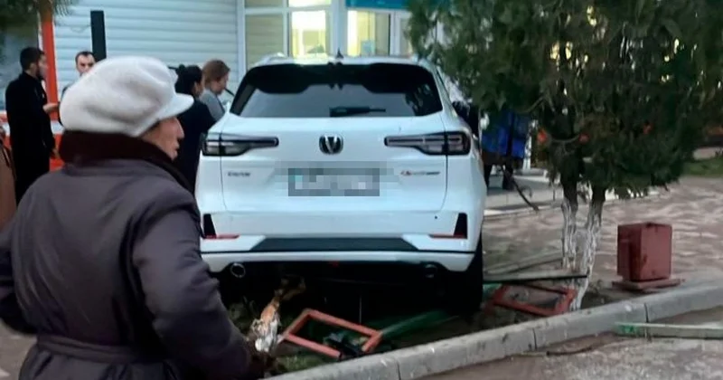 В Туркестанской области машина на скорости сбила второклассника и влетела на территорию школы