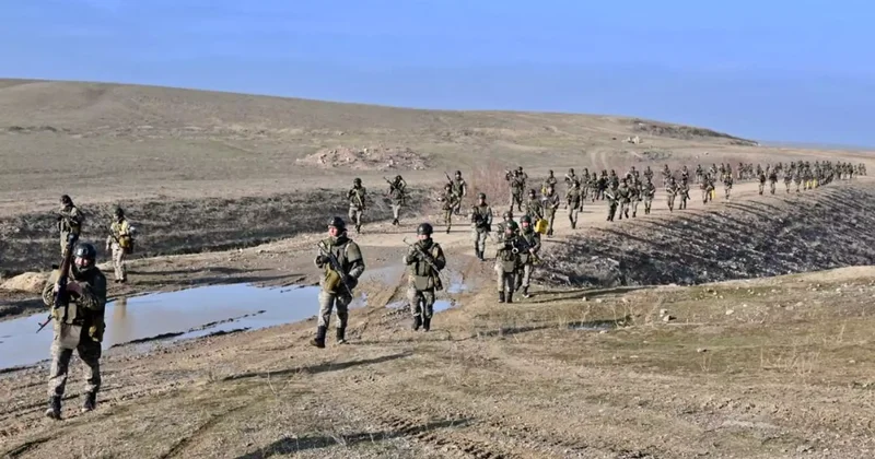 1600 ден астам әскери қызметші он шақырымды жаяу жүріп өтті