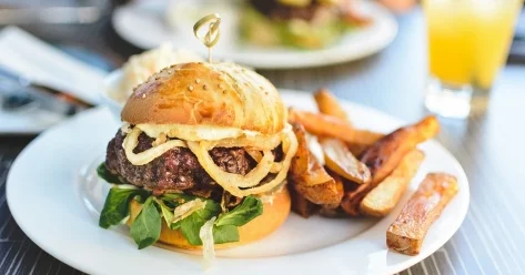 Рекламу вредной еды запретили в Абу Даби