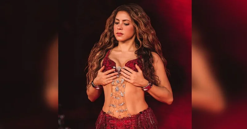 Потрясающе! : Шакира показала образ с открытым животом с концерта