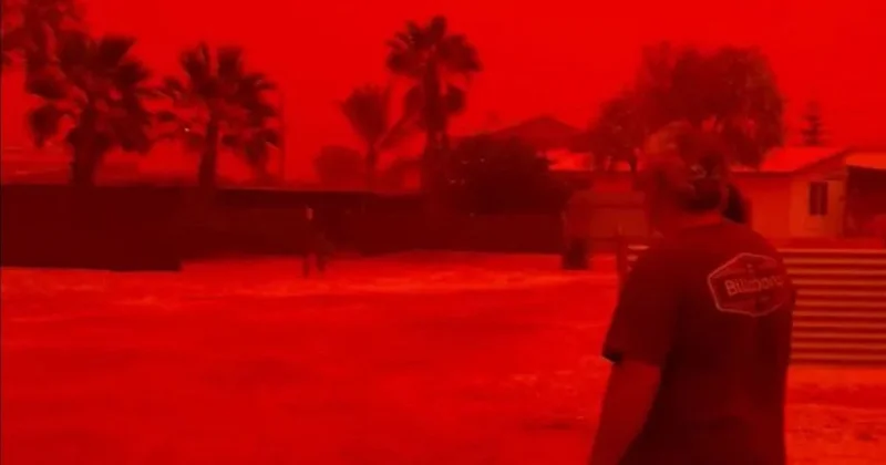 Небо окрасилось в кроваво красный цвет из за циклона в Австралии (видео)