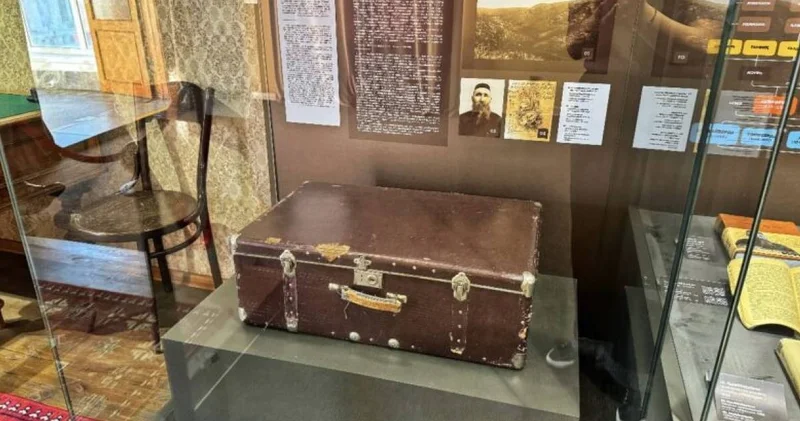 Ойшылдың сүйегі салынған чемодан