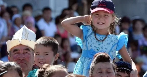 Ерлерден әйелдер көп: Қырғызстанда халық саны артты