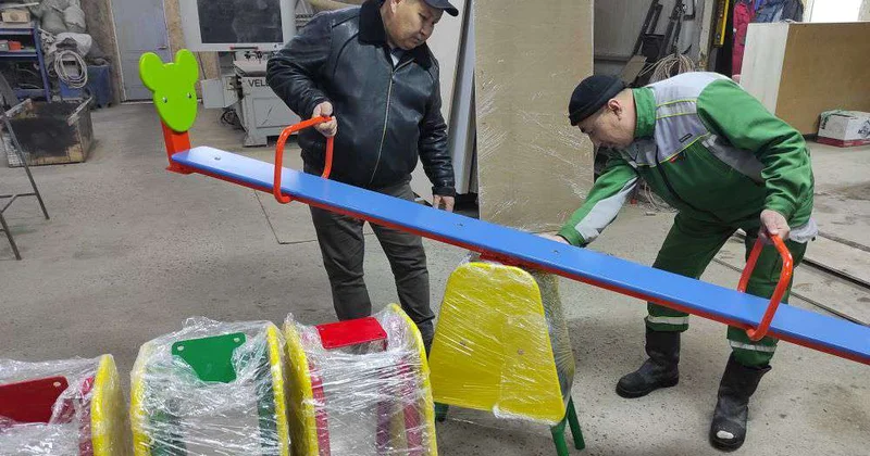 Построить дом и детскую площадку