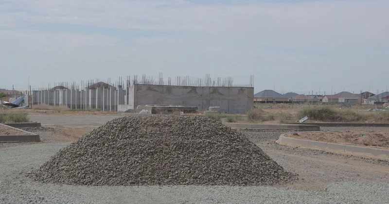 Атырауда көпқабатты 7 үйдің құрылысы 3 жылдан бері тоқтап тұр