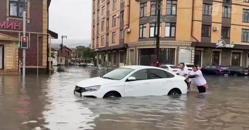 Дагестан уходит под воду: людей эвакуируют, улицы смывает потоками