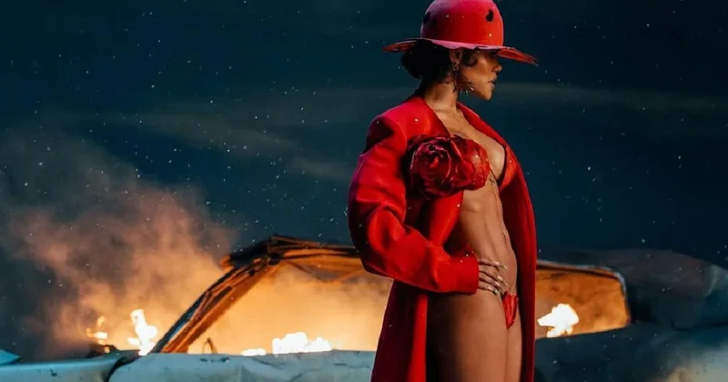 Самая сексуальная женщина в мире поделилась фото в халате и без макияжа