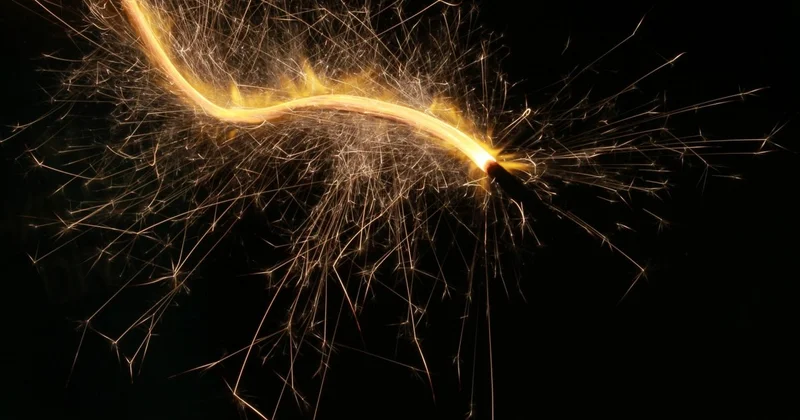 Фейерверк упал и разлетелся в парке Алматы