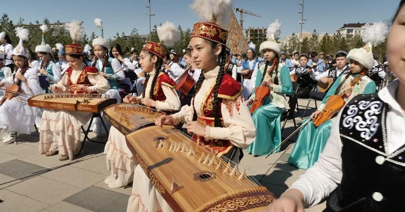 Астанада 2000 оқушы бір мезетте Алтын ұя күйін орындады