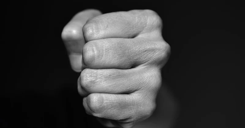 Мужчина напал на ребенка, укусил за лицо и вырвал два зуба