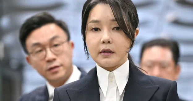 Оңтүстік Кореяның бұрынғы бірінші ханымы 4 жылға сотталды