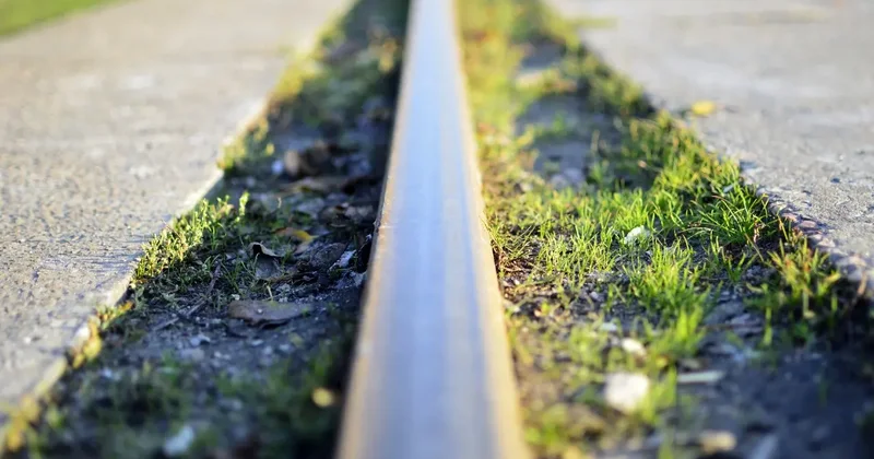 Проект ЛРТ в Алматы: старые трамвайные рельсы демонтируют на улице Толе би