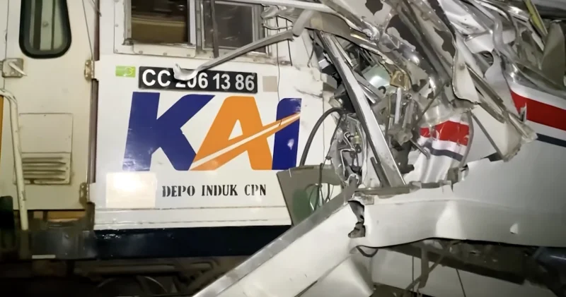 Индонезияда екі пойыз соқтығысты 14 адам қаза тапты, ондаған адам зардап шекті