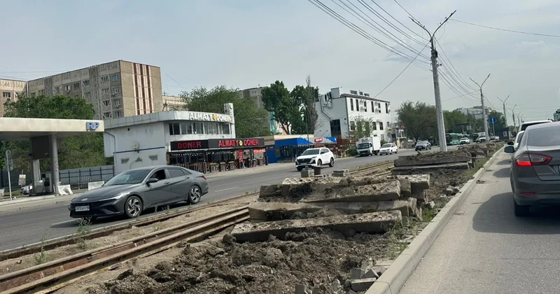 LRT құрылысына дайындық: Алматыда бұрынғы трамвай рельстері алынып жатыр