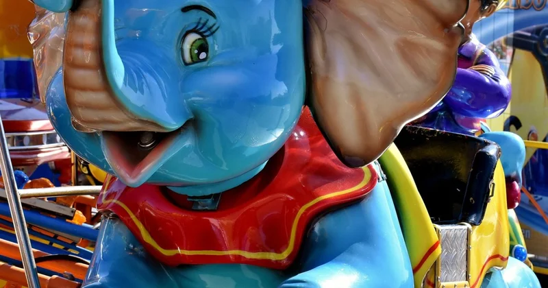 Кабина с детьми сорвалась с карусели в парке Астаны