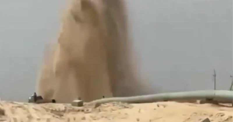 Фонтан забил из под земли из за прорыва водопровода в Жанаозене