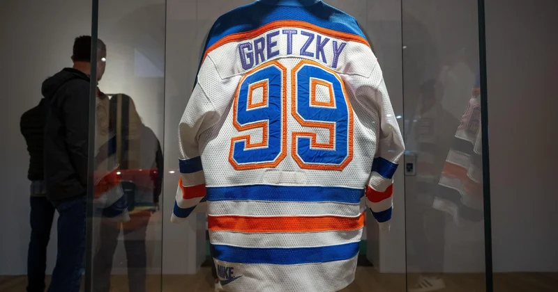 Хоккейші Уэйн Гретцкидің жейдесі 1,2 млрд теңгеге сатылды