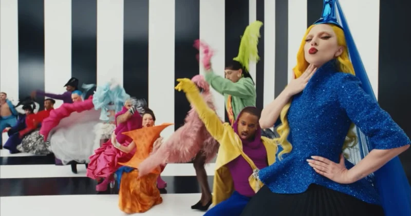 Мен Леди Гагамен бірге билеп жүрмін қазақстандық биші әншінің жаңа клипіне түсті