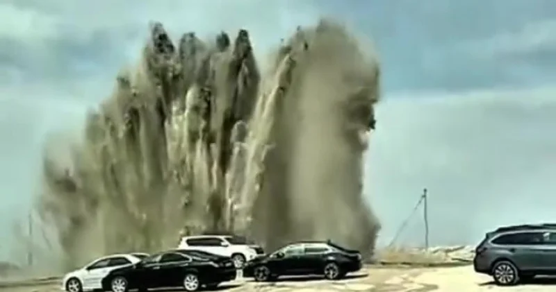 Жаңаөзенде жер астынан алып субұрқақ атқылады видео