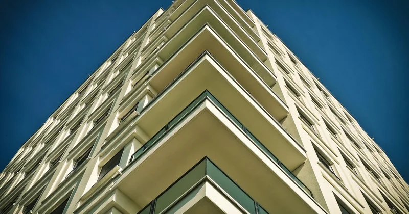 Двухлетний ребенок выпал из окна в Карагандинской области