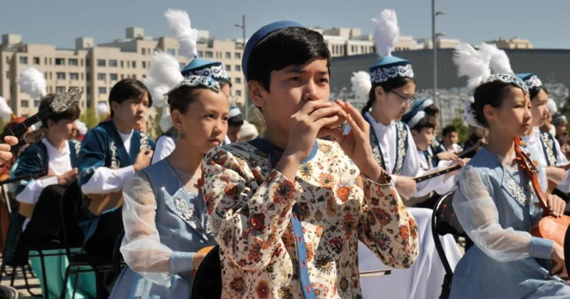 В Астане 2000 школьников одновременно исполнили кюй Алтын ұя
