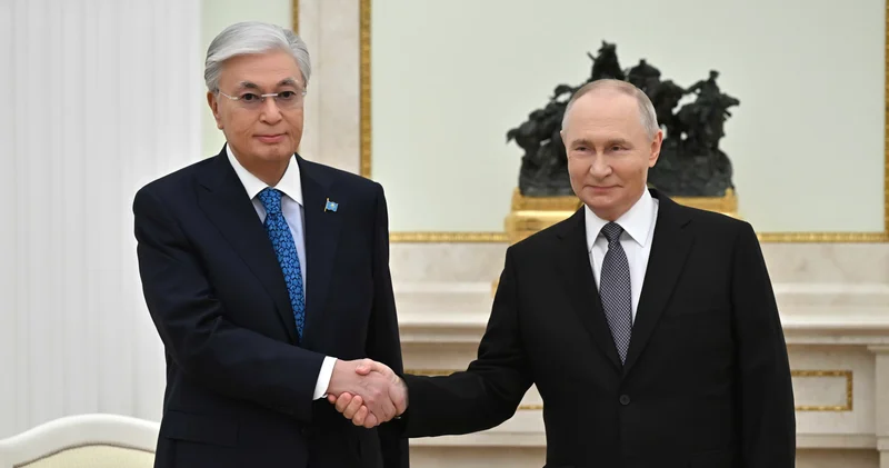 Қасым Жомарт Тоқаев пен Владимир Путин келіссөздерді ресми делегация мүшелерінің қатысуымен жалғастырды