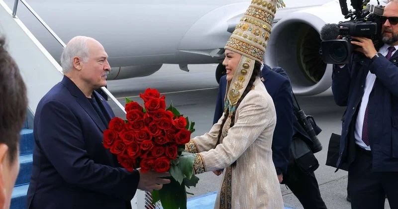 Вслед за Путиным: президент Беларуси Лукашенко прилетел в Астану