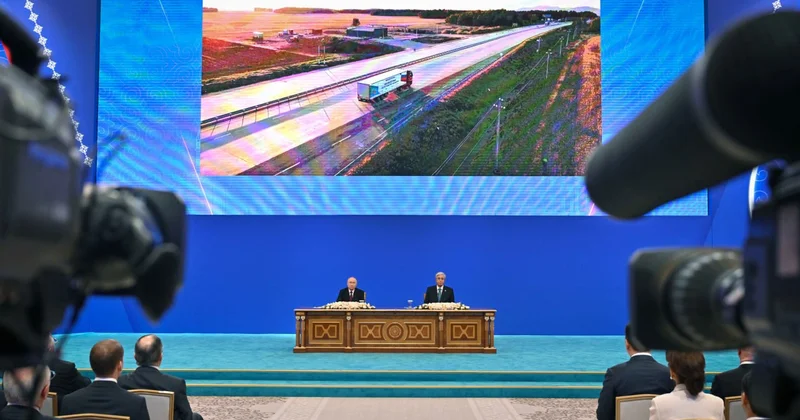 Главам Казахстана и России продемонстрировали запуск беспилотного грузового автомаршрута Астана Москва
