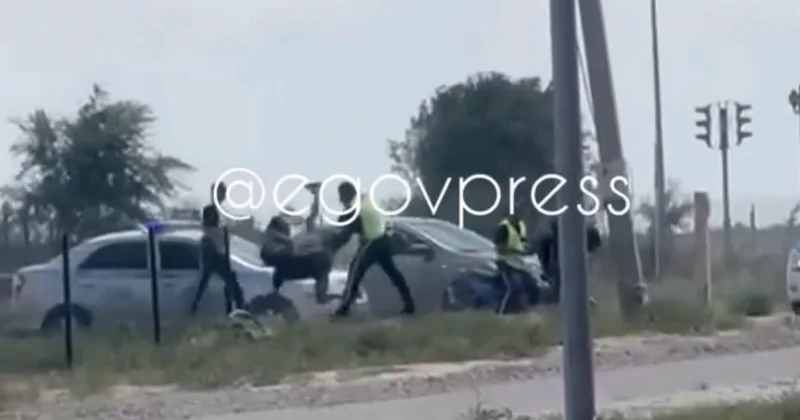 Полицейский сбил с ног мопедиста в Туркестане (ВИДЕО)
