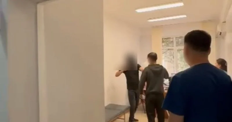 Угрожал, что зарежет себя : скандал разгорелся в одной из поликлиник Актау (видео)