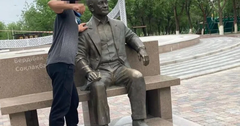 Тағы бір жазушының ескерткішін қорлаған бұзақы ұсталды