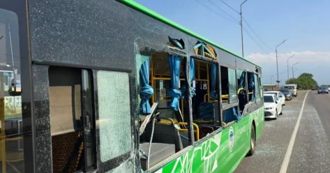 В Алматы большегруз протаранил автобус при развороте